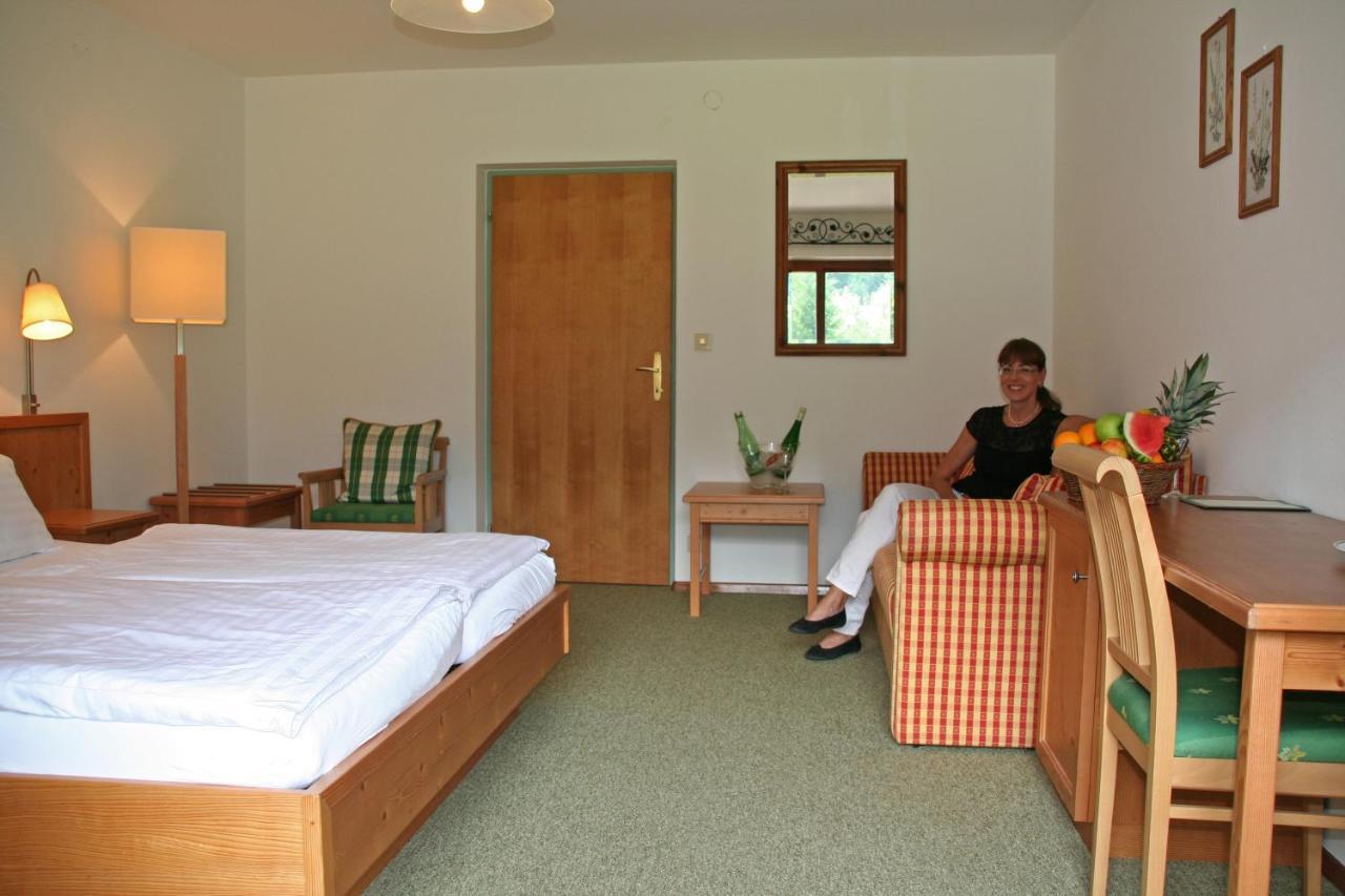 Hotel Garni Pension Zur Wacht ชตรอเบิล ภายนอก รูปภาพ